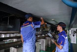 烈日下的坚守 走近高温下的郑州地铁轨道“医生”与车辆“保健师”